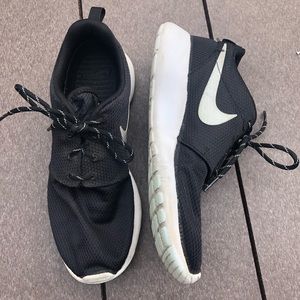 Nike Roshe Black Size 9
